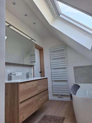 a bathroom with a sink and a tub and a window at 't Ooievaarszicht in Veurne