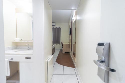 a bathroom with a sink and a mirror at Nobile Hotel Belém in Belém