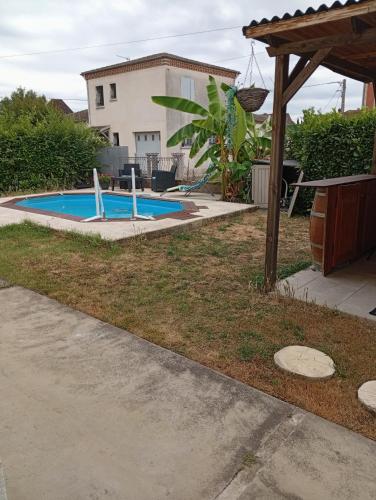 a swimming pool in the backyard of a house at Mady in Villeneuve-sur-Lot