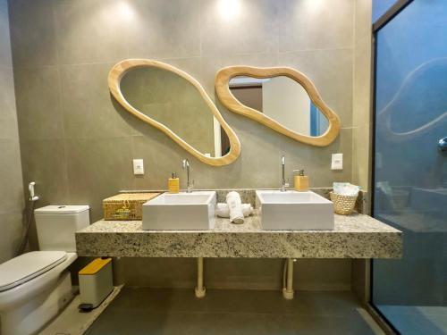 a bathroom with two sinks and a mirror at Casa Baião in Fortim