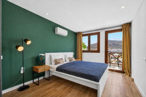 Sunny 2-bedroom duplex with terrace & ocean views in Los Cristianos
