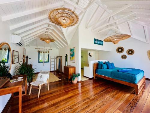 a bedroom with a blue bed in a room at Case Macalpa in Saint Barthelemy