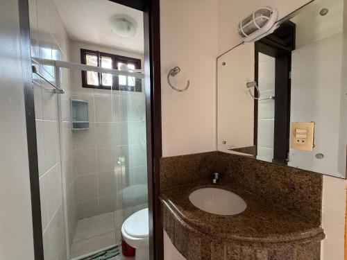 a bathroom with a sink and a shower at Triplex em Maracajaú a beira-mar in Maxaranguape