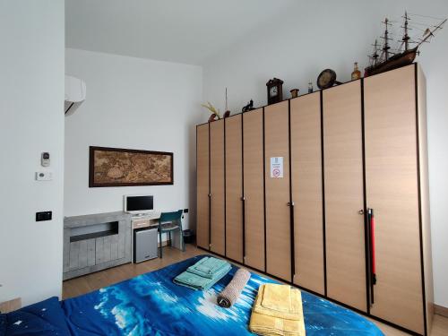 a room with a bunch of lockers in a room at Casa Bruzio B&B in San Giorgio di Piano
