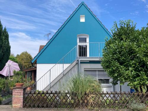 a blue and white house with a fence at RoDo Balcony - 2 Zimmer Apartment mit 1 Schlafzimmer & Balkon in Kirchheim unter Teck
