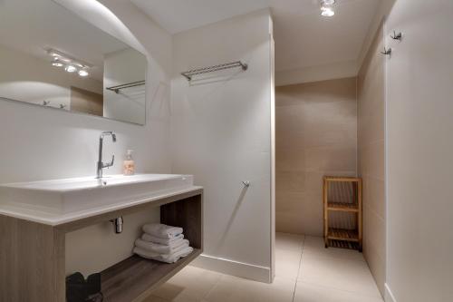 a bathroom with a sink and a shower at Knookborst in Hollum