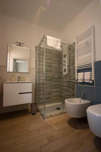 a bathroom with a shower and a toilet and a sink at LE GEMME Bed & Breakfast con parcheggio e giardino in Casarza Ligure