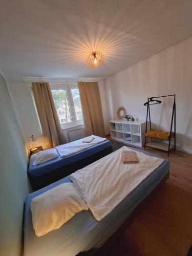 a bedroom with two beds and a window at Lua Beleza - 4 Bett Apartment Geiseltalsee in Mücheln