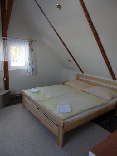 Ein Bett oder Betten in einem Zimmer der Unterkunft chata Karolínka