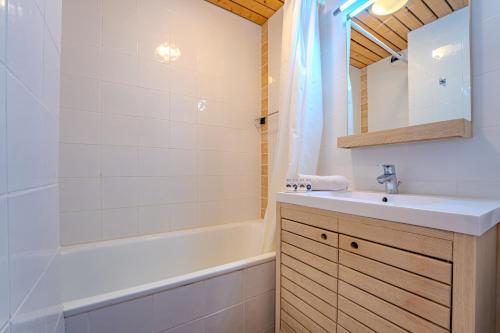 Slope side studio with Mountain Views