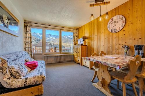 Slope side studio with Mountain Views