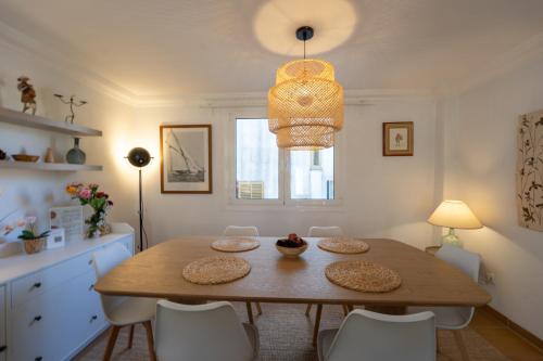 a dining room with a wooden table and chairs at Bonito chalet en Valldemossa in Valldemossa