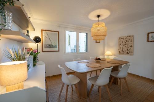 a dining room with a table and white chairs at Bonito chalet en Valldemossa in Valldemossa