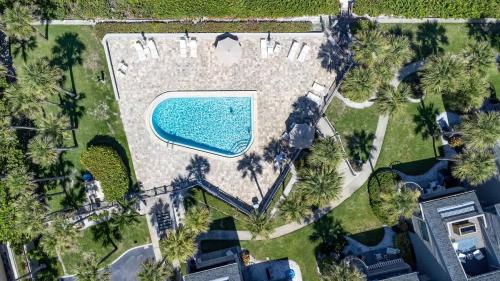 an overhead view of a pool in a yard with palm trees at Beachfront Aldea 12 in Clearwater Beach