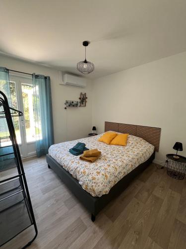 a bedroom with a bed with yellow pillows on it at La Maison de Miel in Beynat
