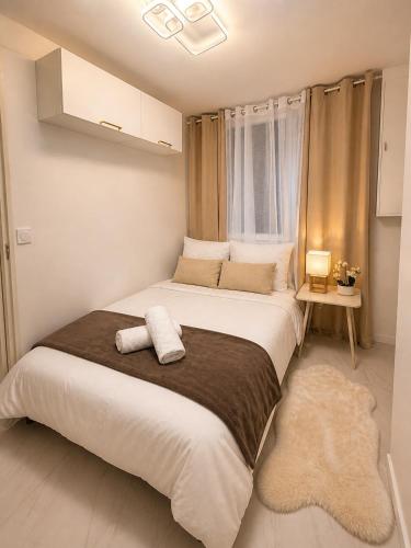 a bedroom with a large bed and a window at Studio Chic - Centre-Ville in Sablé-sur-Sarthe