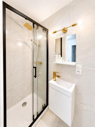 a bathroom with a shower and a toilet and a sink at Studio Chic - Centre-Ville in Sablé-sur-Sarthe