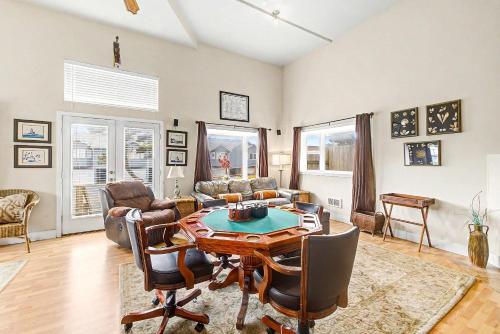 a living room with a table and chairs at Harbor SeaShell in Lincoln City