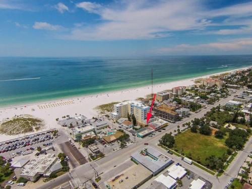 an aerial view of a beach and the ocean at Island Vibes House in Clearwater Beach