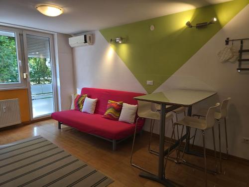 Colorful City Center Apartment - Parking Available