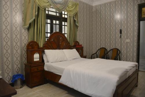 a bedroom with a large bed and a window at Hotel Hills City, Swat in Mingāora
