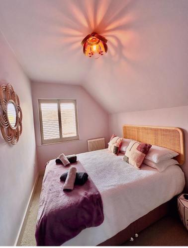 a bedroom with a large bed with a ceiling at Spring Cottage Bretforton in Bretforton