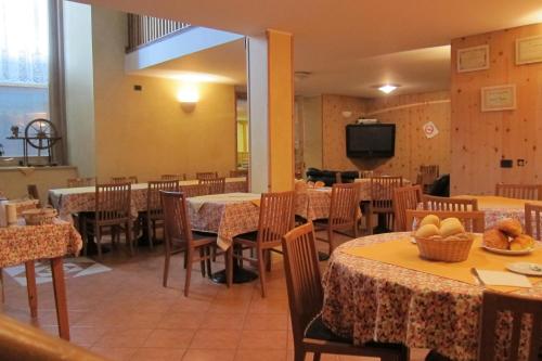 Reštaurácia alebo iné gastronomické zariadenie v ubytovaní Chalet Del Sole per gruppi