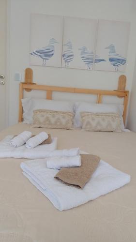 two towels on a bed with two towels at Seabird Lisbon Studio in Charneca