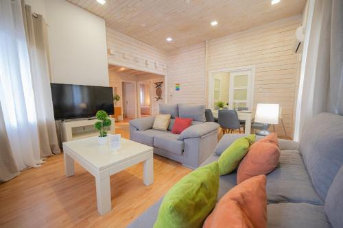 a living room with a couch and a tv at El Rincón Del Huroncillo in Tejina