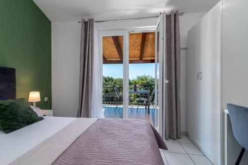 Apartments Villa Mirella 20 m from the sea - free parking