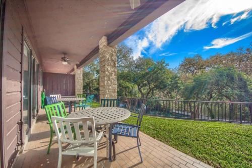 a patio with a table and chairs on a balcony at CW C107 Spritzen Haus in New Braunfels
