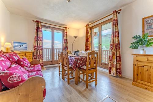 Comfort with Balcony Ski Access and parking