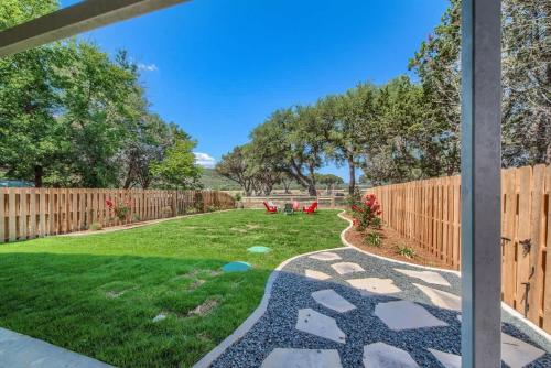 a backyard with a wooden fence and grass at RR 464 Sattler Haus in Canyon Lake