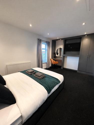 a bedroom with a large bed in a room at Cozy 1 bed city apartment in Peterborough