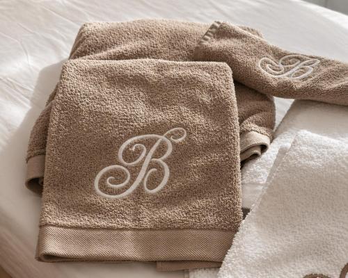 a pair of towels with the letter k on them at Casa Bolumburu in Pontevedra