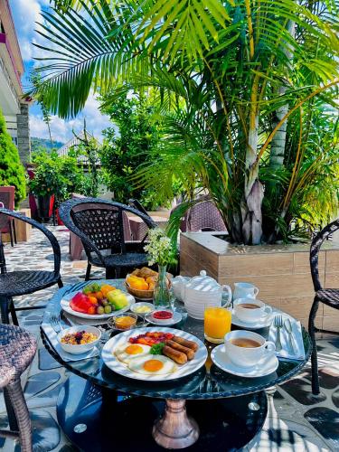 ein Tisch mit Tellern mit Frühstücksspeisen in der Unterkunft El Classicoo Apartment in Rubavu