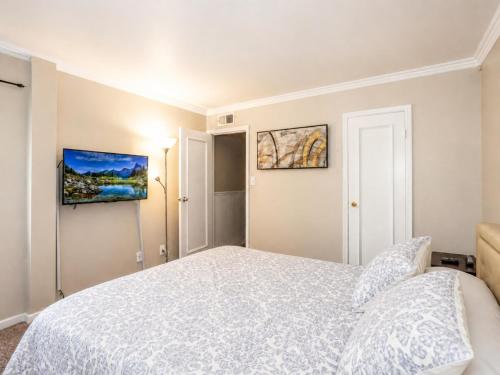 a bedroom with a white bed in a room at Relaxing Condo with Parking - Minutes to Old Town! in Scottsdale
