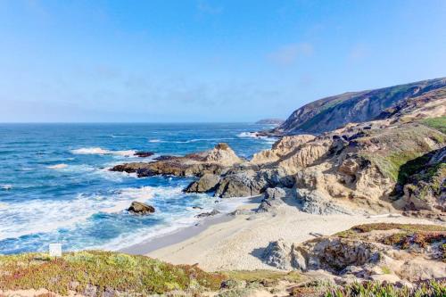a view of a beach with rocks and the ocean at Bayside Cottage in Bodega Bay