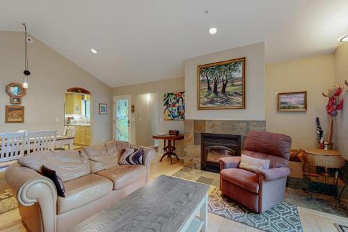 ein Wohnzimmer mit Sofa und Kamin in der Unterkunft Casa Crotti in Sebastopol