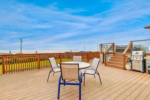 a patio with a table and chairs on a deck at Cozy Carmet Cottage in Bodega Bay