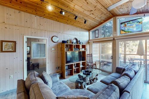 a living room with a couch and a tv at Villa Eileen in Guerneville