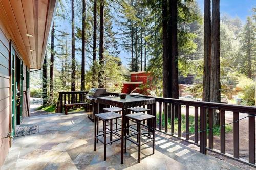 a patio with a table and chairs on a balcony at Monte Rio Dream in Monte Rio