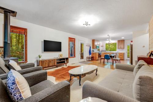 a living room with a couch and a tv at Caz Cabin 6 in Cazadero