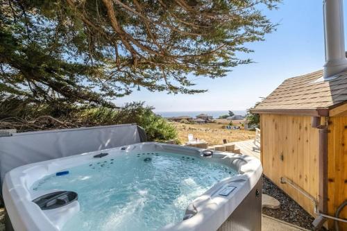 a jacuzzi tub with a view of the ocean at Mar Vista in Bodega Bay