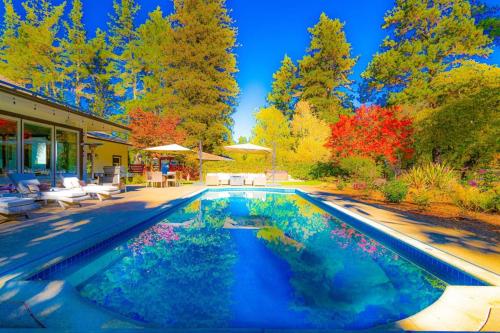 a swimming pool in the middle of a yard at Zegarra Estate in Sebastopol