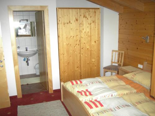 Llit o llits en una habitació de Gästehaus Sonnweber