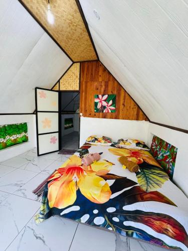 a bedroom with a large bed in a attic at Pension Mitiana in Tatoi