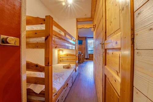a room with two bunk beds in a cabin at Mountain View with Ski-In and Out Loft - Résidence Roche Blanche in Val Thorens