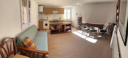 a kitchen and a living room with a table and chairs at La Casonna - Aluenda in El Frasno