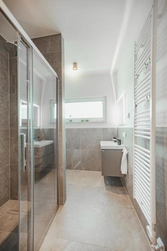 a bathroom with a shower and a sink at Ferienbungalow Ochsenkopf in Gefrees